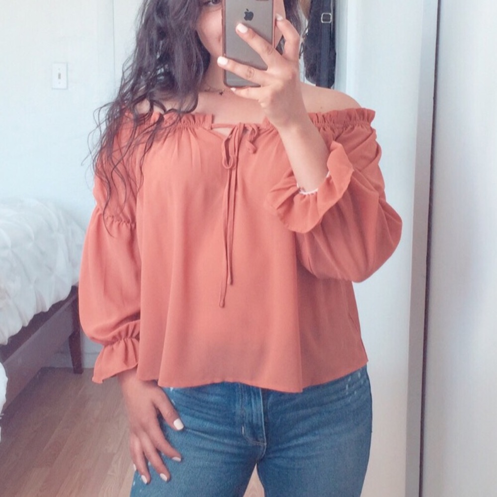 ❗️Three Left❗️NWT Self tie off shoulder top